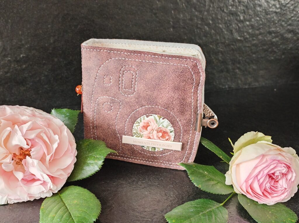 Structure d'album polaroid rose tacheté