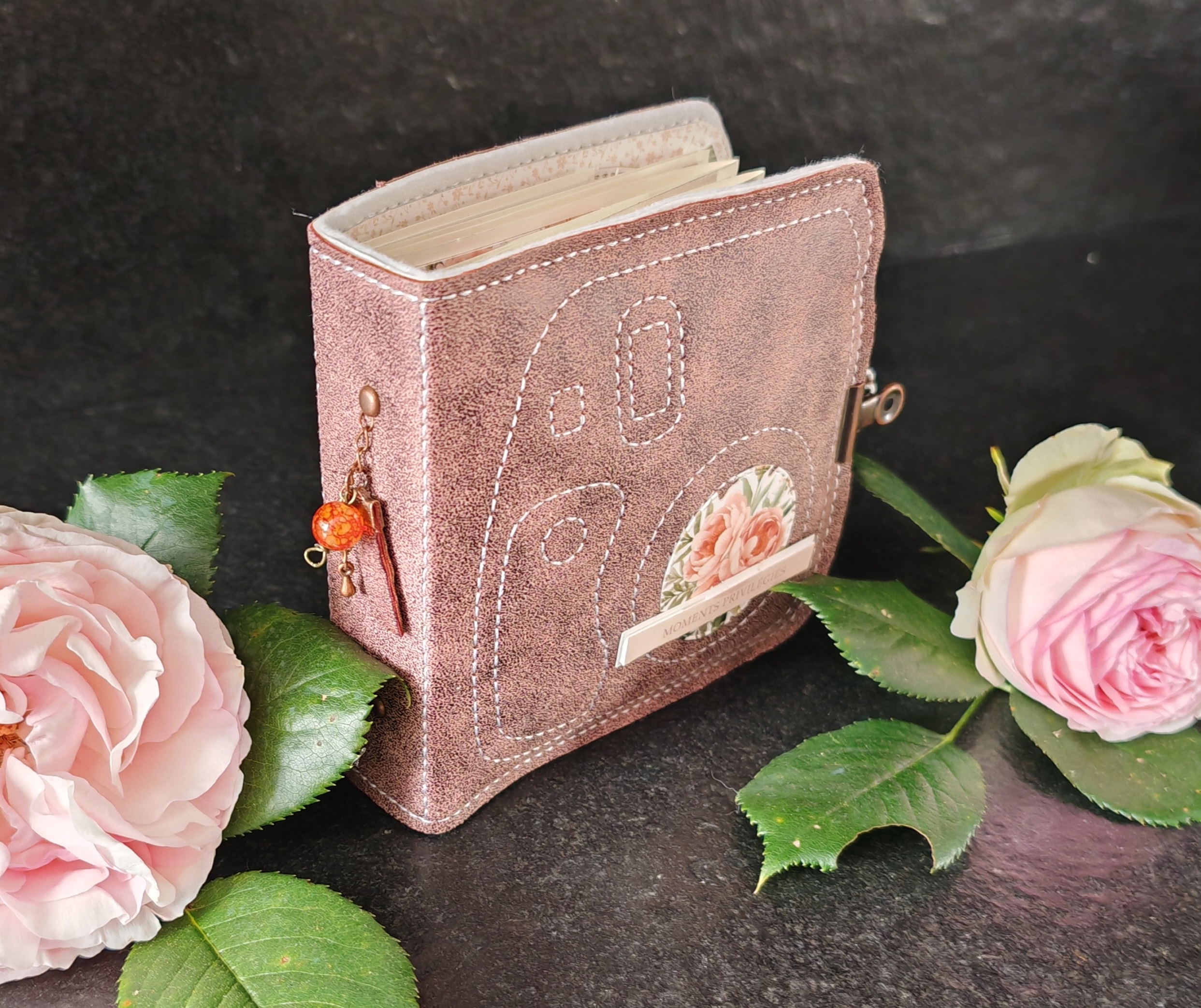 Structure d'album polaroid rose tacheté – Image 4